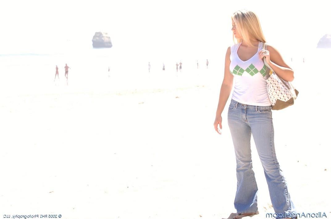 Alison Angel Blonde, tetas y playa