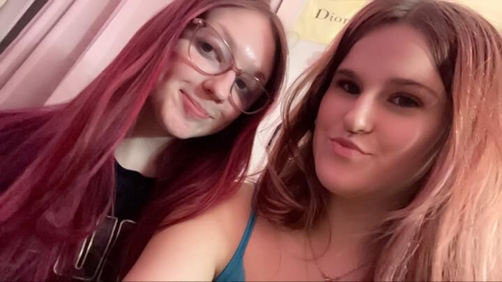 yo blonde slut Syd loves taking selfies