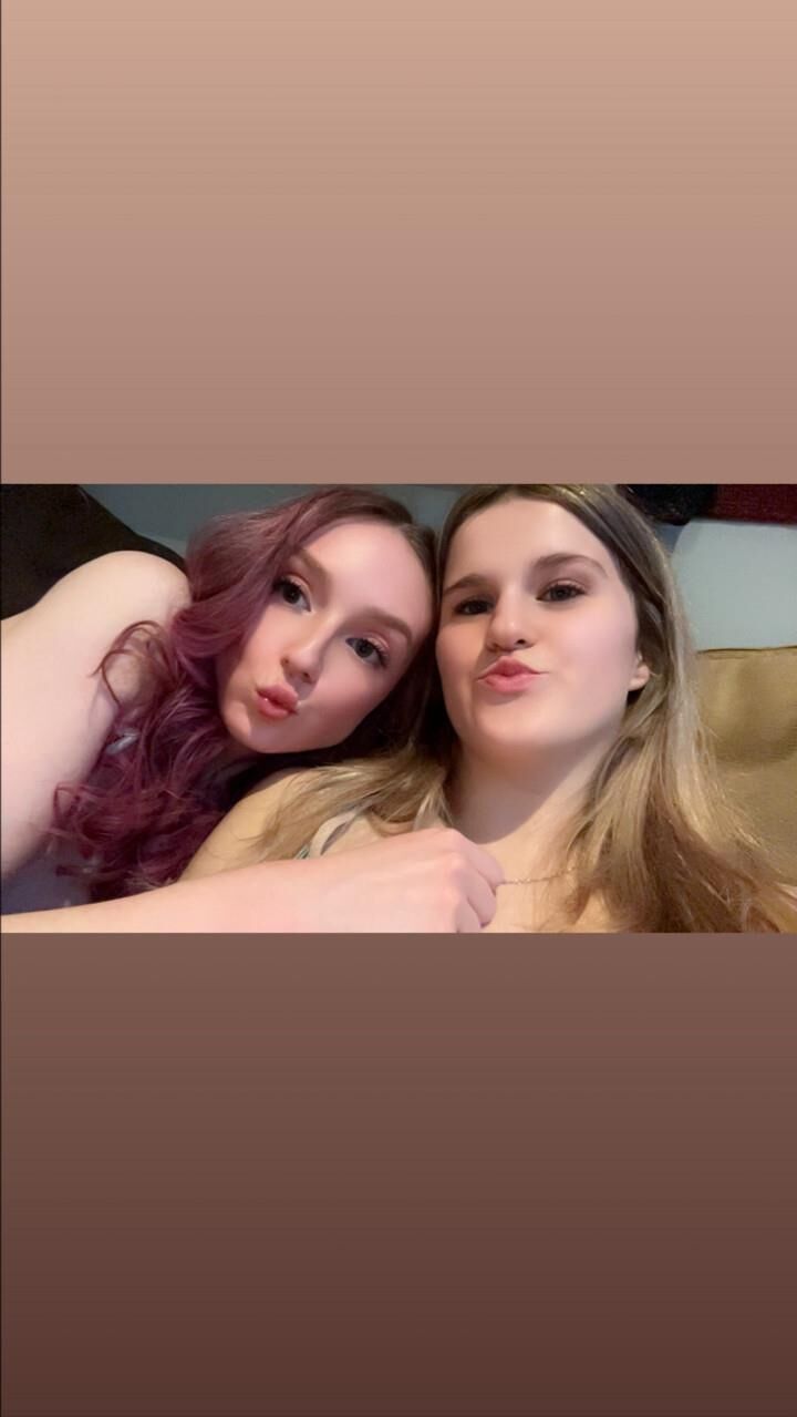 yo blonde slut Syd loves taking selfies