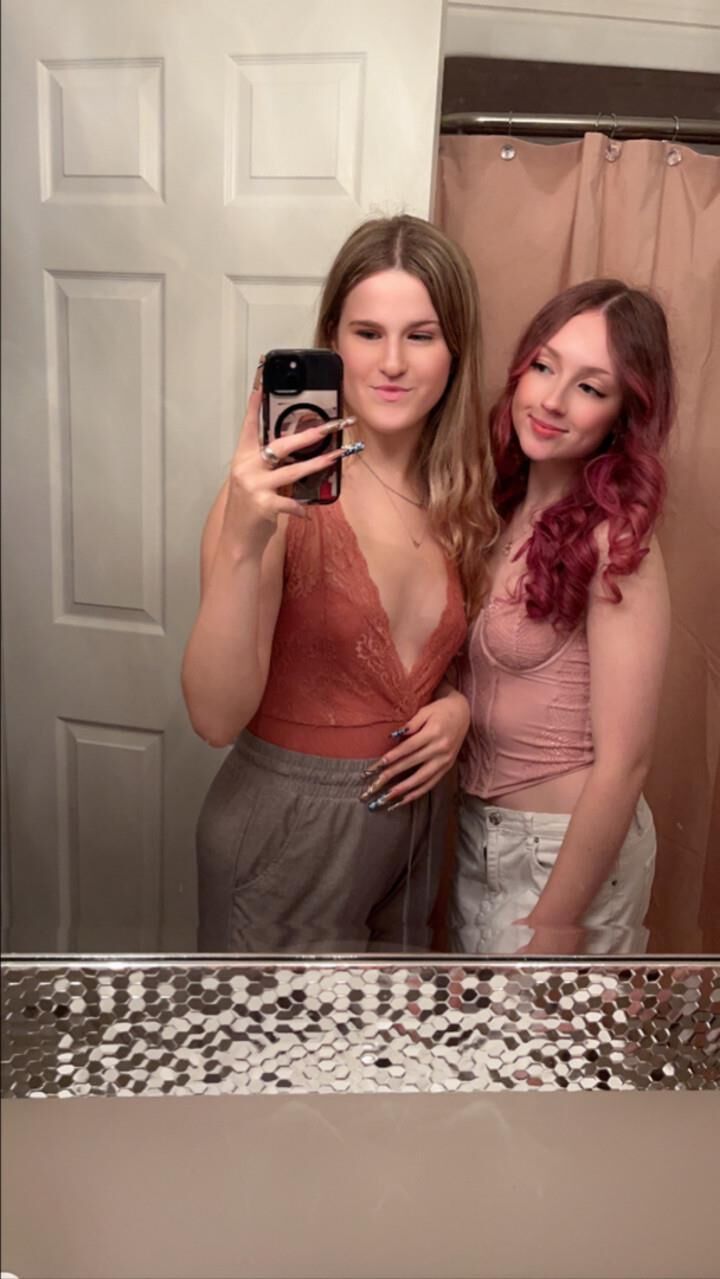 yo blonde slut Syd loves taking selfies