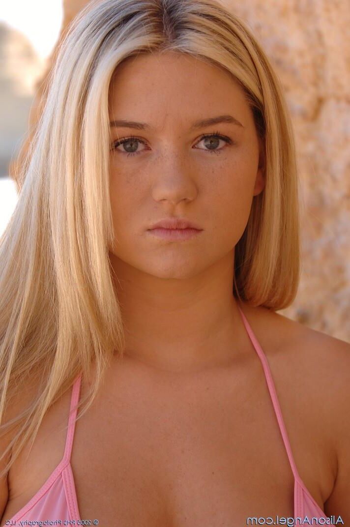 Alison Angel mente la arena