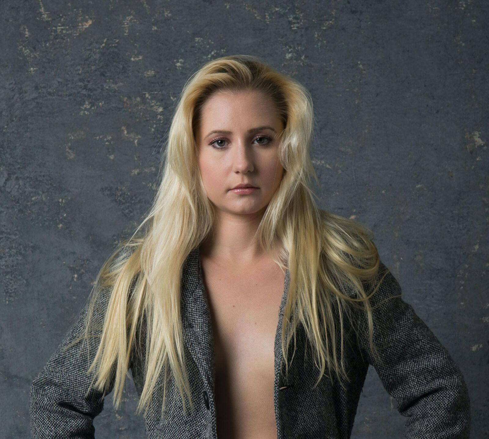 Rubia abre el abrigo muestra el coño calvo y las piernas grandes