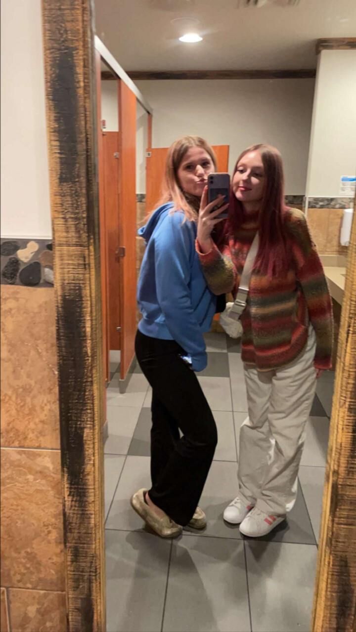 yo blonde slut Syd loves taking selfies