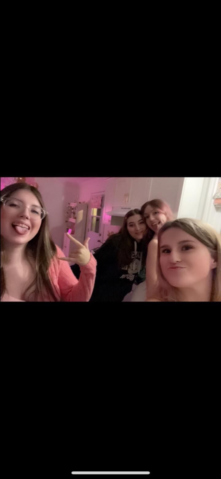 yo blonde slut Syd loves taking selfies