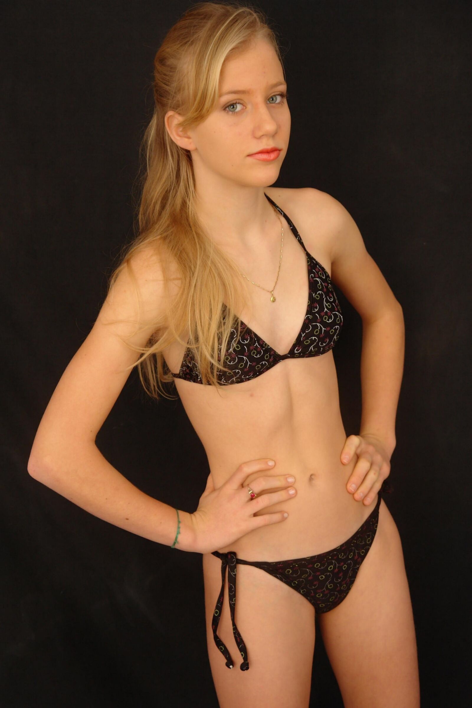 Chicas bikini, vestidas