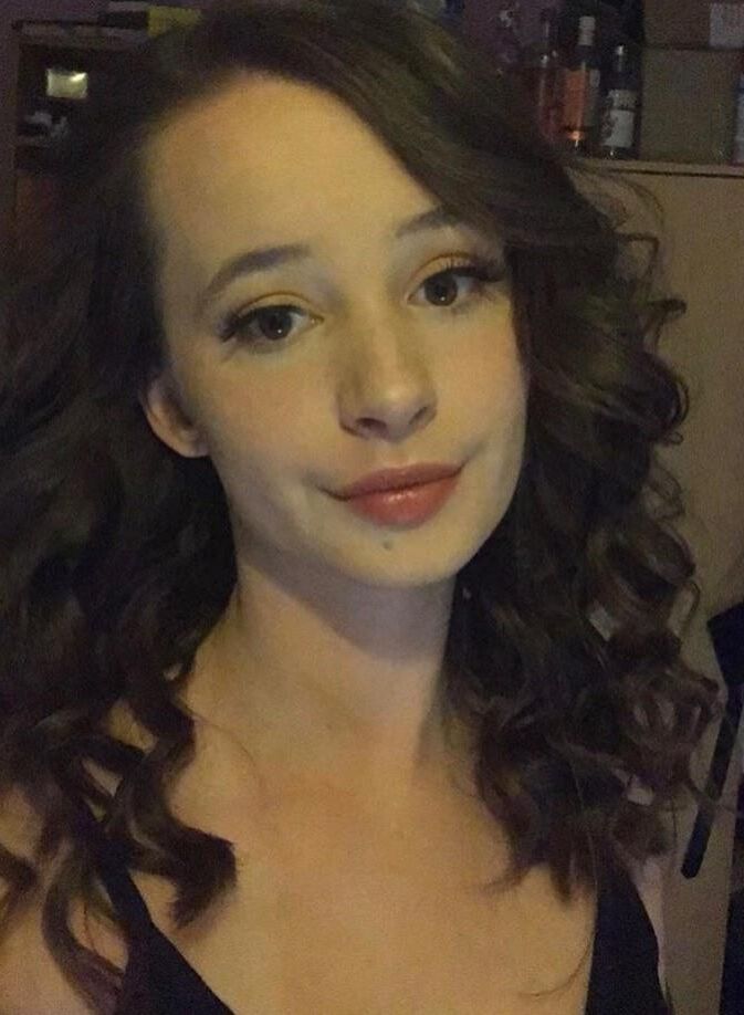 Petite brune et sœurs adolescentes rouxes
