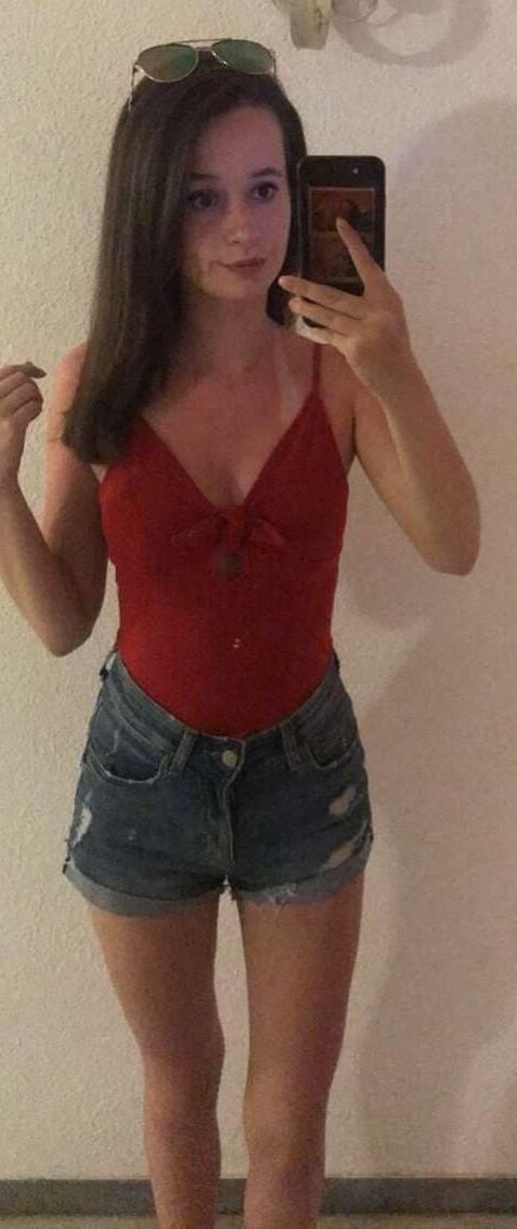Petite brune et sœurs adolescentes rouxes