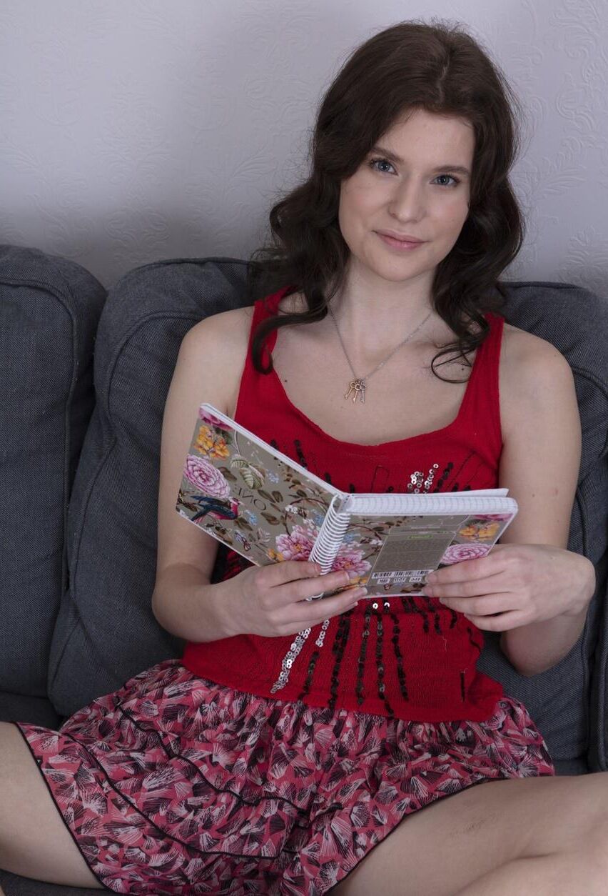 Adolescent maigre avec de petits seins Emaza