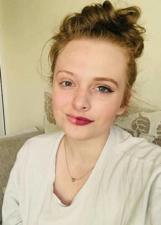 Petite brune et sœurs adolescentes rouxes