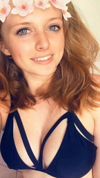 Petite brune et sœurs adolescentes rouxes