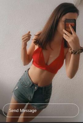 Petite brune et sœurs adolescentes rouxes