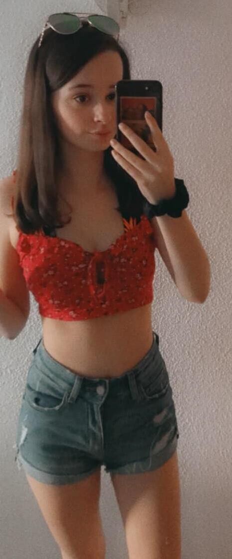 Petite brune et sœurs adolescentes rouxes
