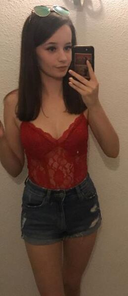 Petite brune et sœurs adolescentes rouxes