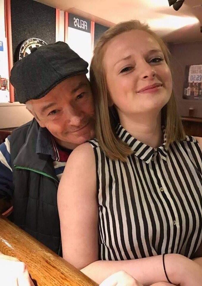 Petite brune et sœurs adolescentes rouxes