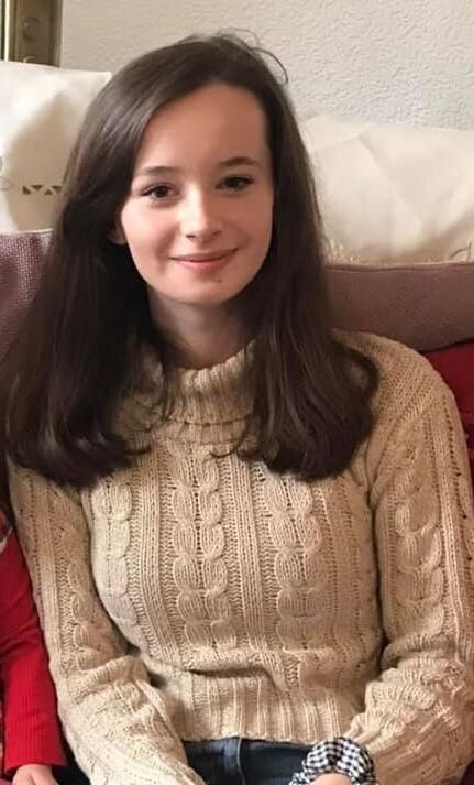 Petite brune et sœurs adolescentes rouxes
