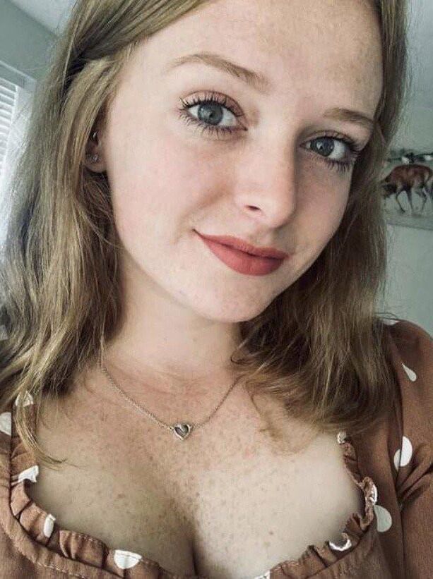 Petite brune et sœurs adolescentes rouxes