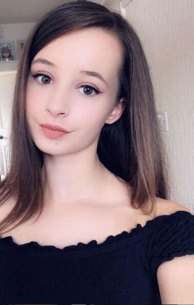 Petite brune et sœurs adolescentes rouxes
