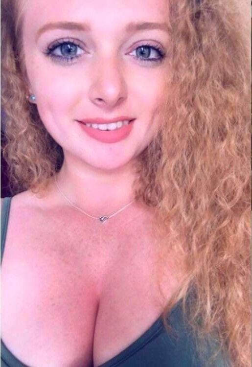 Petite brune et sœurs adolescentes rouxes