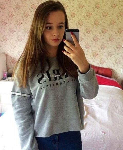 Petite brune et sœurs adolescentes rouxes