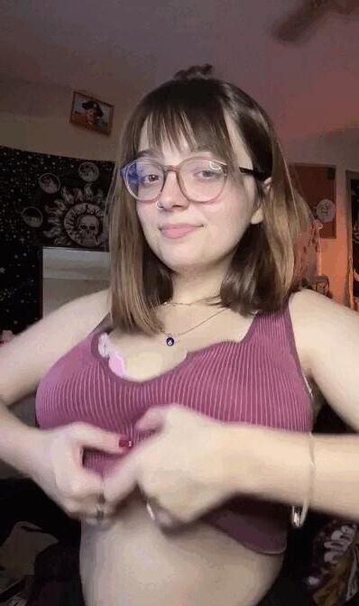 Viki Big Boobs曲線セクシーなブルネットガールミックスホットショット