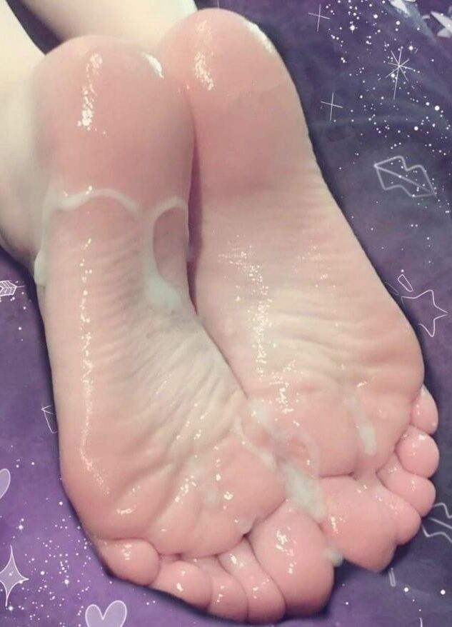 Le sperme appartient aux pieds mignons