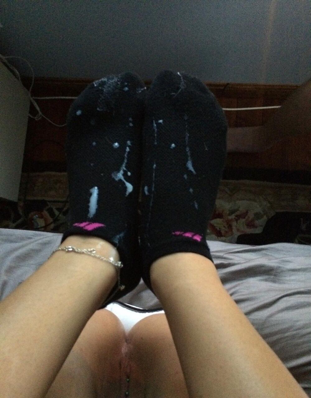 Le sperme appartient aux pieds mignons