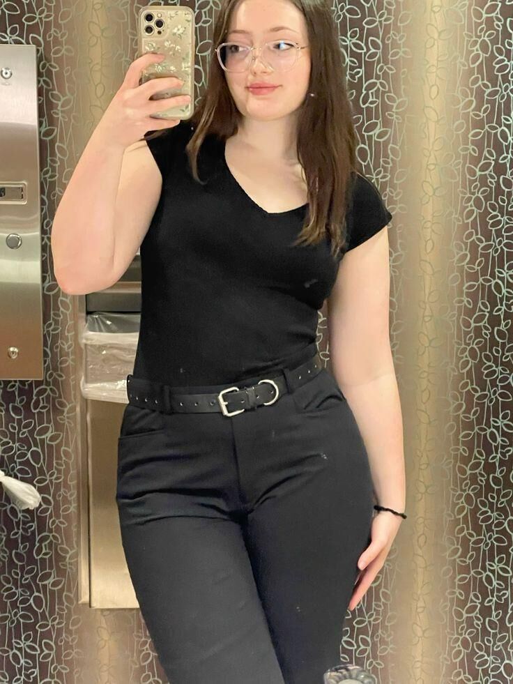Young Fit PAWG Fashion Blogger