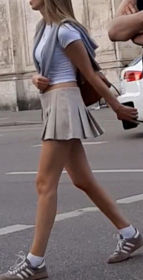 Streetgirls in skirts 