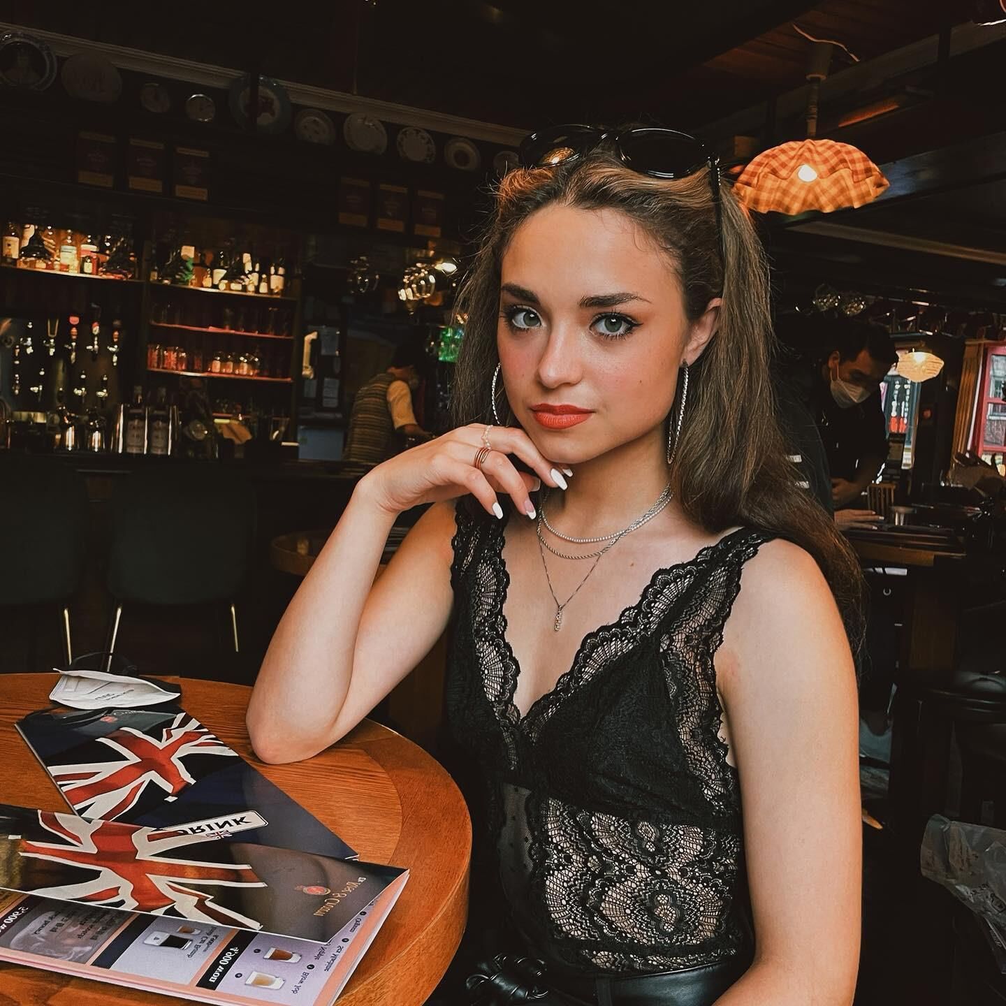 Mignonne adolescente de l'université latina serrée pour commentaires