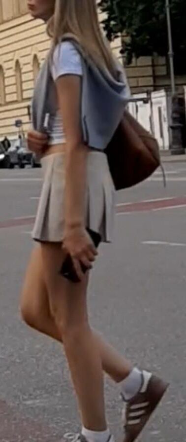 Streetgirls in skirts 