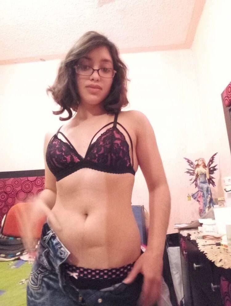 La jolie Latina GF est une pute timide