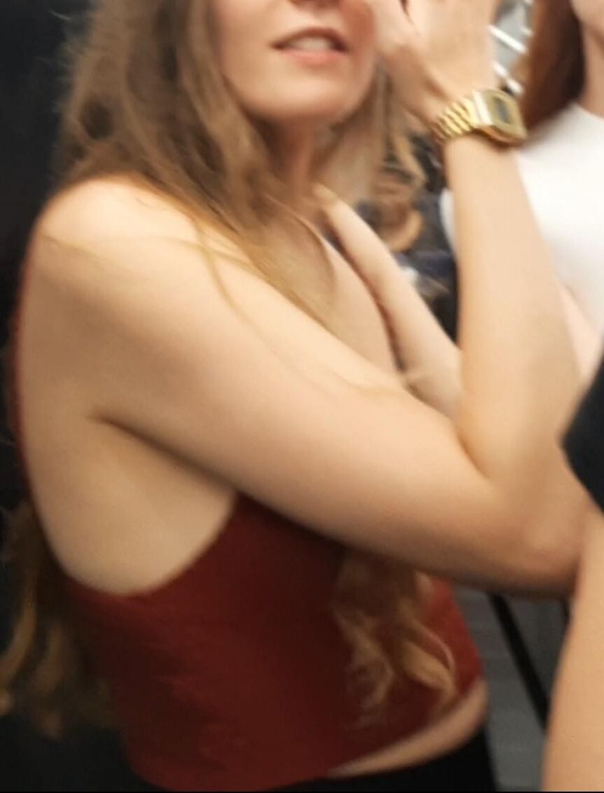 Braless Streetgirls 