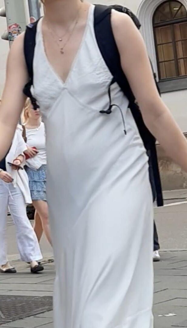 Streetgirls in skirts 