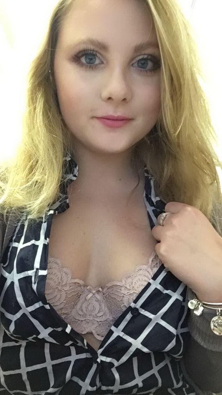 Teen blonde sexy se présentant