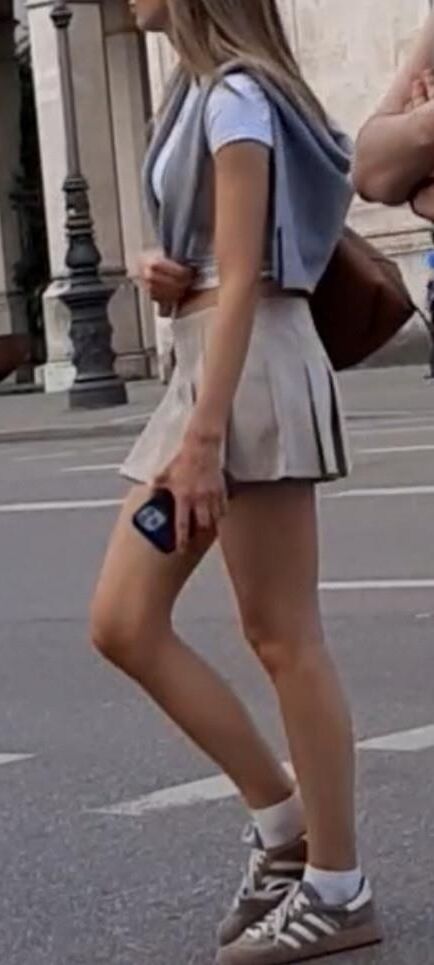 Streetgirls in skirts 