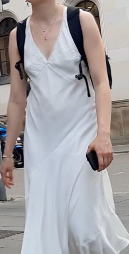 Streetgirls in skirts 