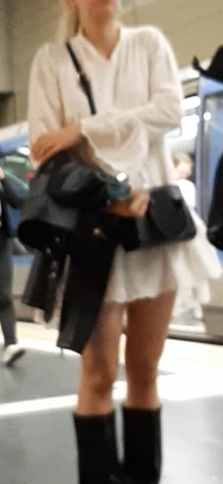 Streetgirls in skirts 