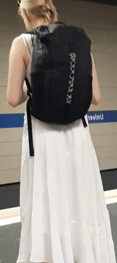 Streetgirls in skirts 