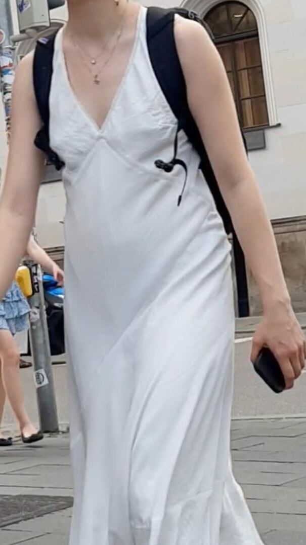Streetgirls in skirts 