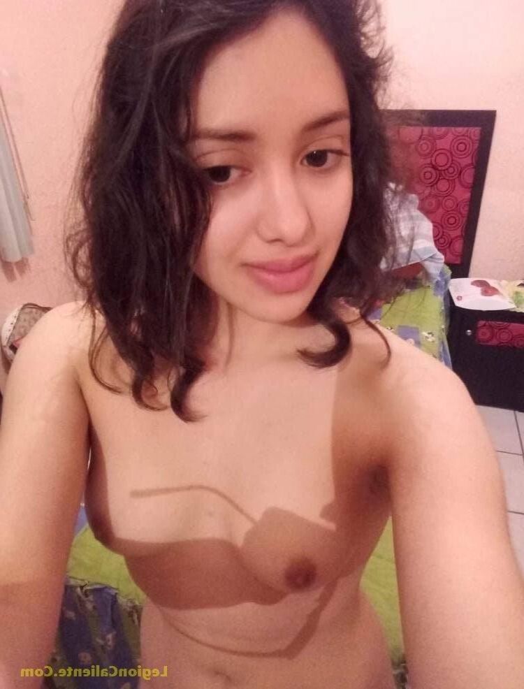La jolie Latina GF est une pute timide