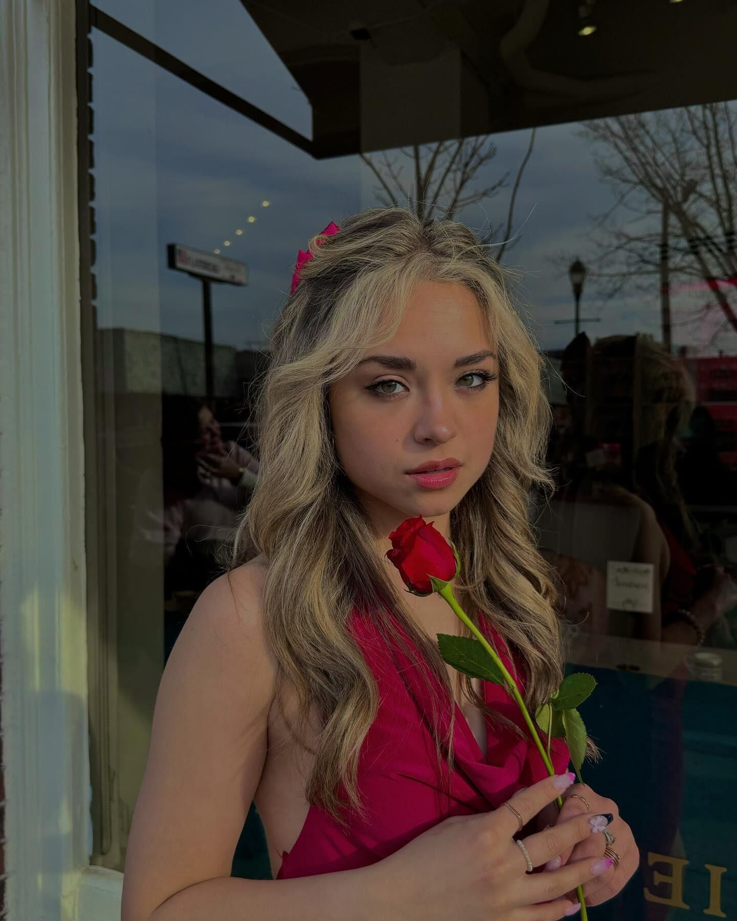 Mignonne adolescente de l'université latina serrée pour commentaires