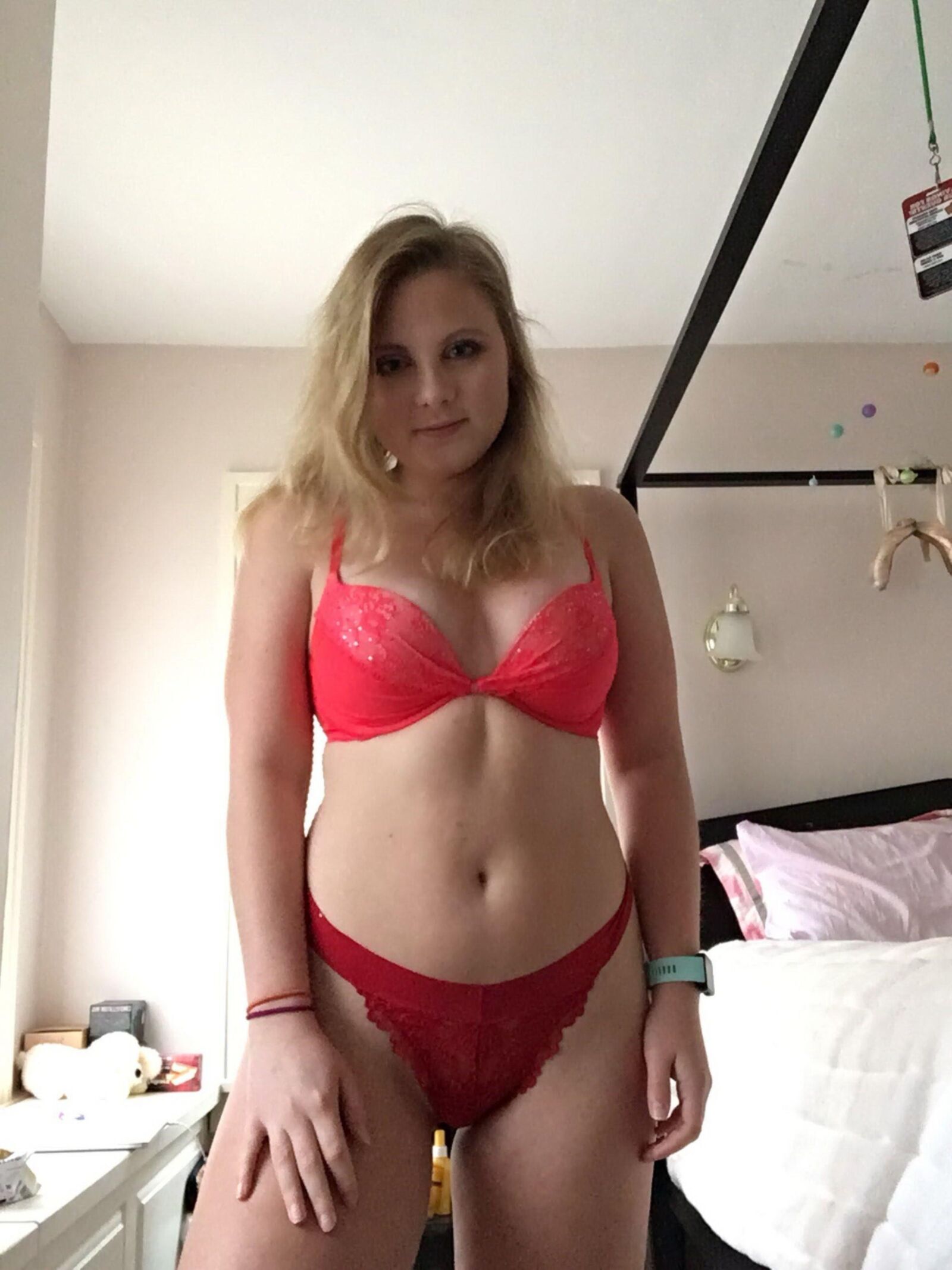 Teen blonde sexy se présentant