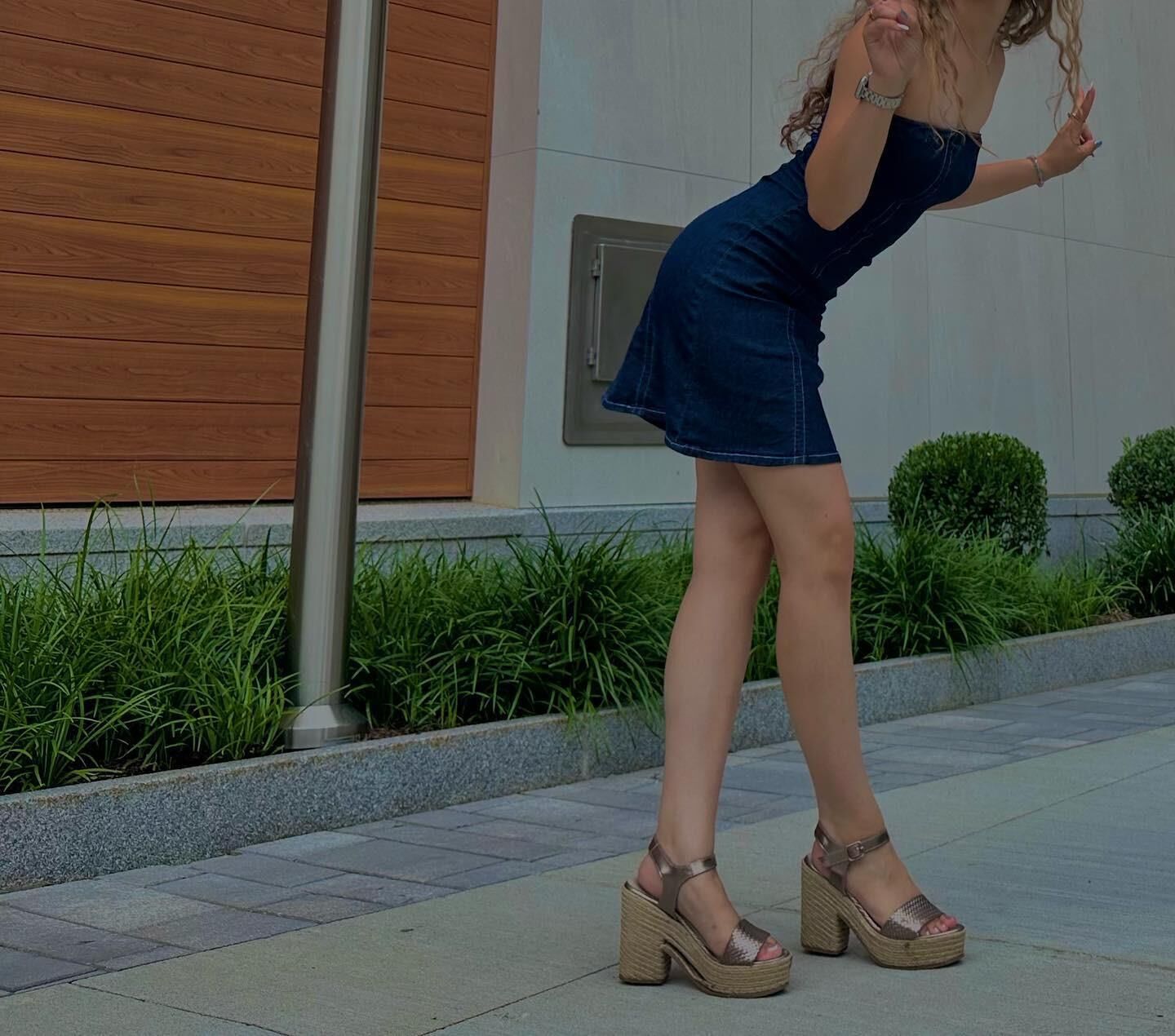 Mignonne adolescente de l'université latina serrée pour commentaires