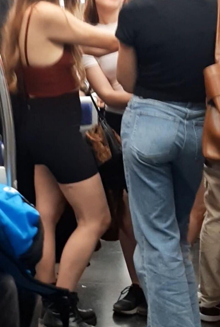 Braless Streetgirls 