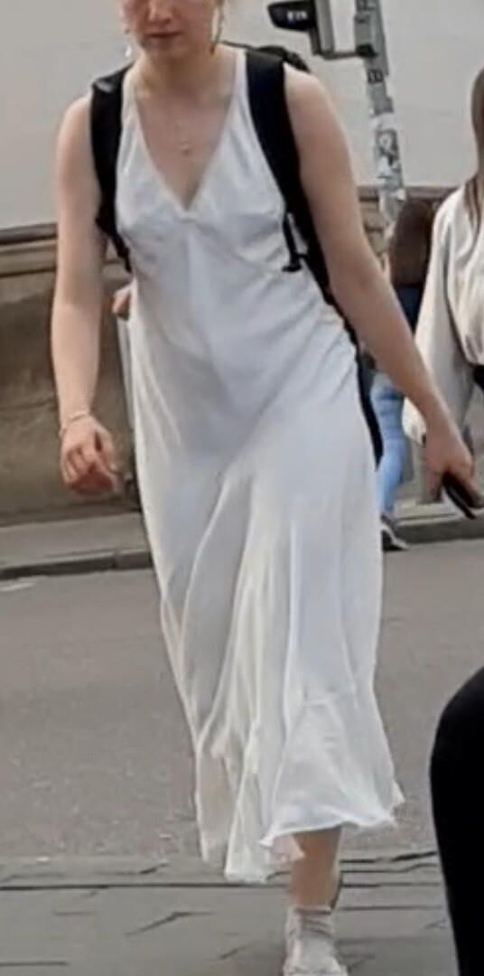 Streetgirls in skirts 