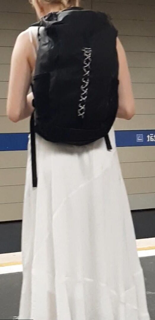 Streetgirls in skirts 