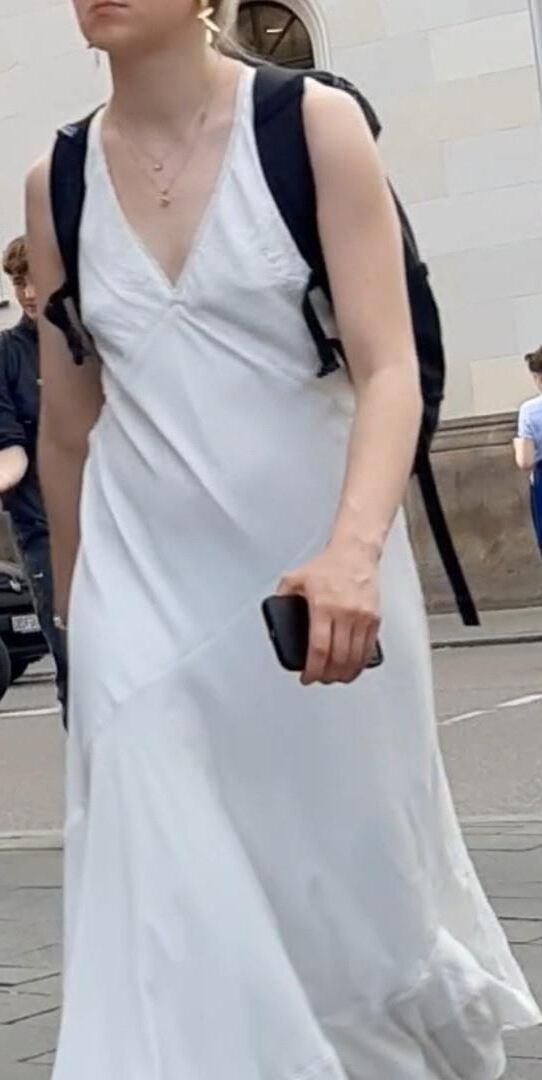Streetgirls in skirts 
