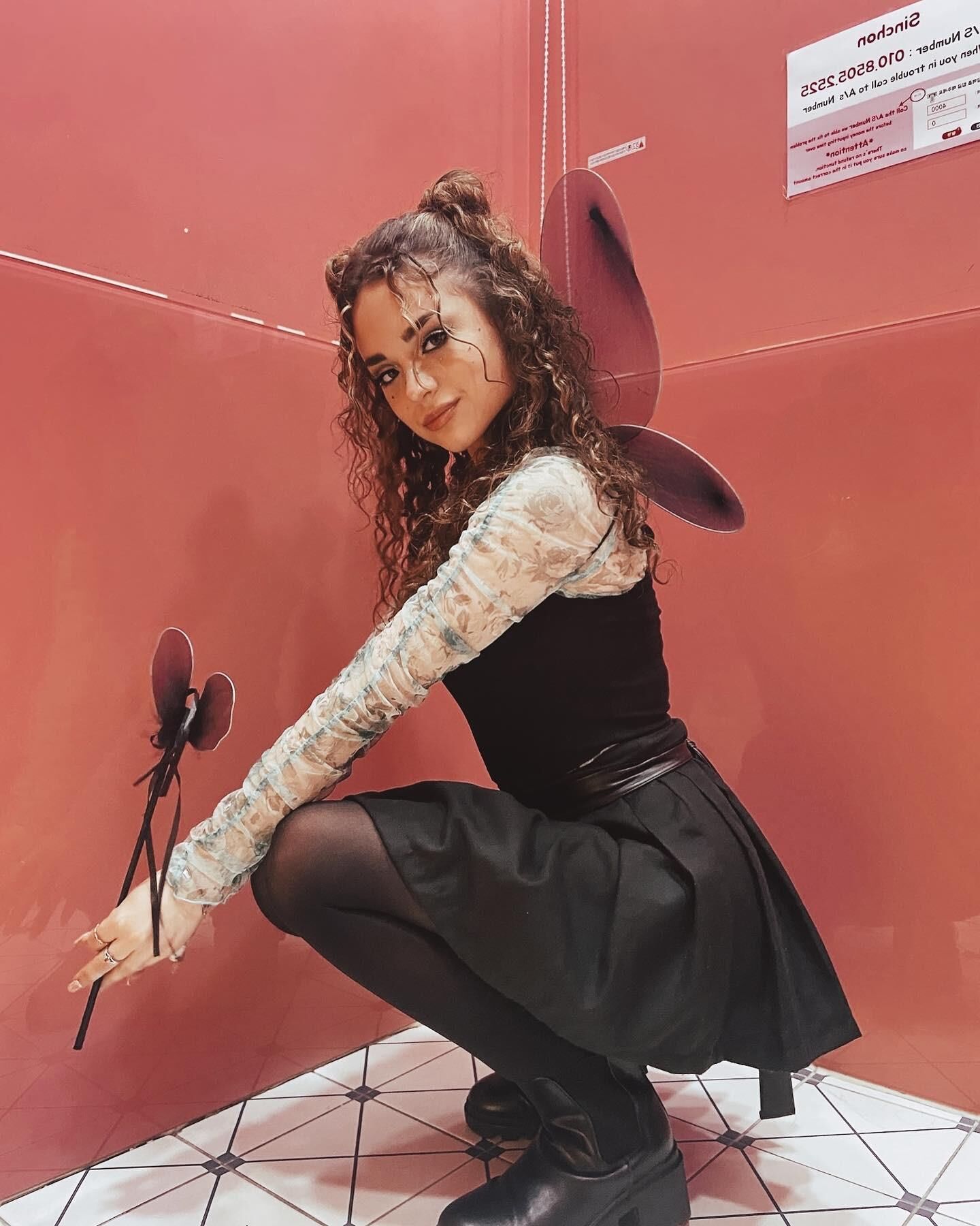 Mignonne adolescente de l'université latina serrée pour commentaires