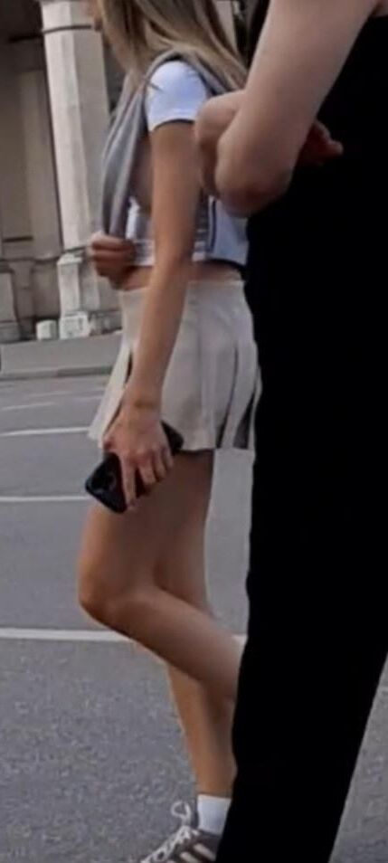 Streetgirls in skirts 