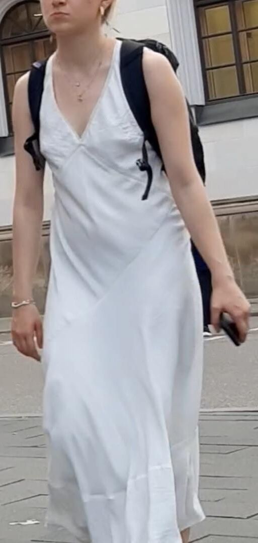 Streetgirls in skirts 